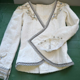 ステージ・アイドル衣装のクリーニング｜刺繍・ビーズ・レースも安心の完全手洗い