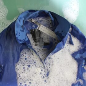 マッキントッシュのゴム引きコートは家庭洗濯できない!プロのクリーニングで守る方法