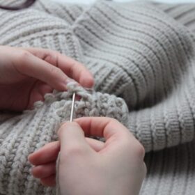 虫食いニットも焦げ穴セーターもガバッと広げて直す!?編み物修理方法