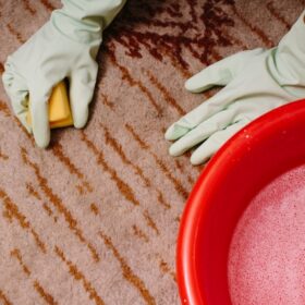 絨毯・カーペットの洗い方｜自宅で洗濯できる？コインランドリーやクリーニングの選び方も解説