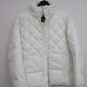 白レザーのダウンジャケットに生乾きのペンキがついた!