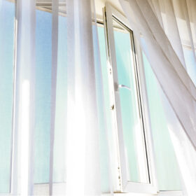 梅雨前のカビ対策！カーテン裾の「黒い影」に気づく前にできること