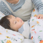 布団で眠る子ども