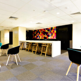 【法人向け】タイルカーペットやフィッティングマットの“沈着汚れ”、プロの水洗いで清潔感アップ!