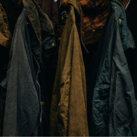 シーズンオフがベストタイミング。オイルドジャケット、夏のうちにケアしませんか？