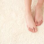 素足と絨毯