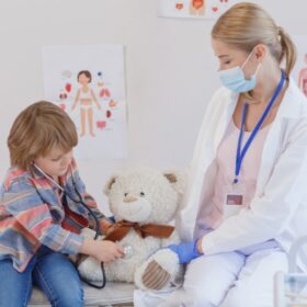 保育園・病院で選ばれるぬいぐるみクリーニング。子どもに安心の衛生管理をデアがサポート