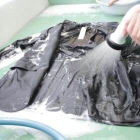 何度洗っても臭いが!クリーニングで臭いは取れる?戻ってきた服が臭う原因と解決法