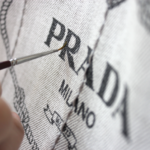 プラダ ブランドバッグのロゴ修理