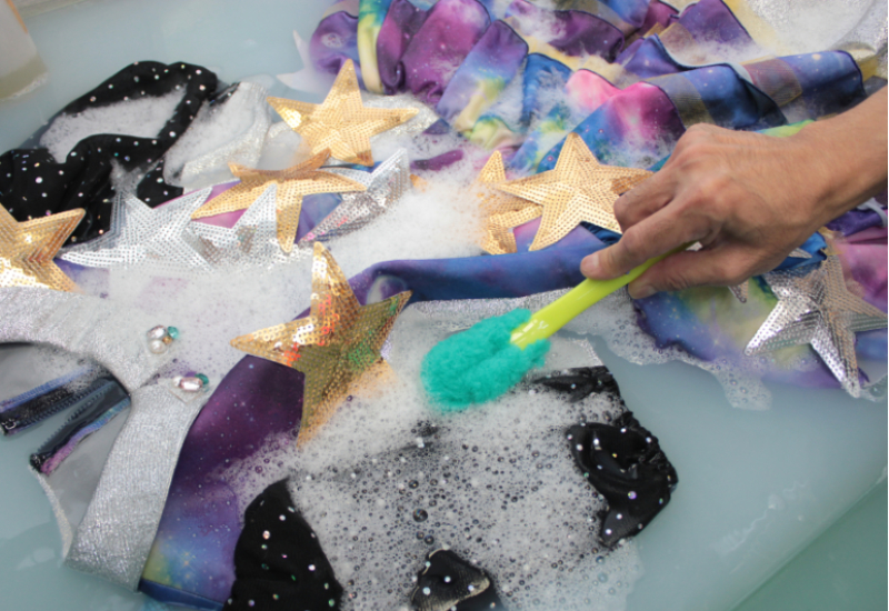 ステージ衣装をクリーニングする様子