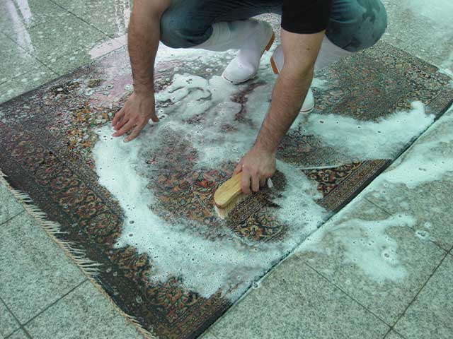 絨毯クリーニング作業