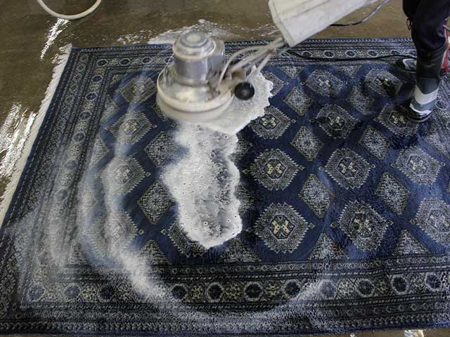 ポリッシャーブラッシング 作業中