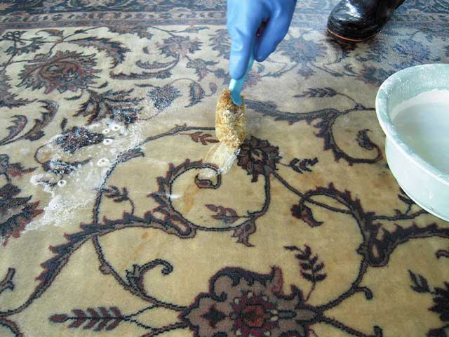 染み抜き 作業中