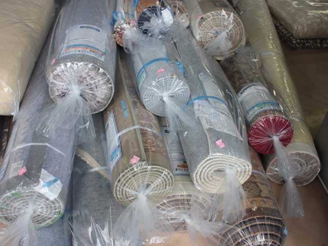 梱包された絨毯やラグ