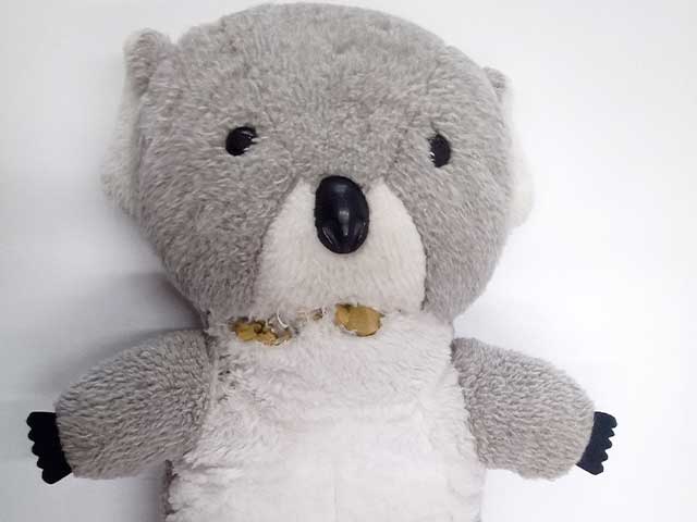 ウレタン綿が見えてるコアラのぬいぐるみ