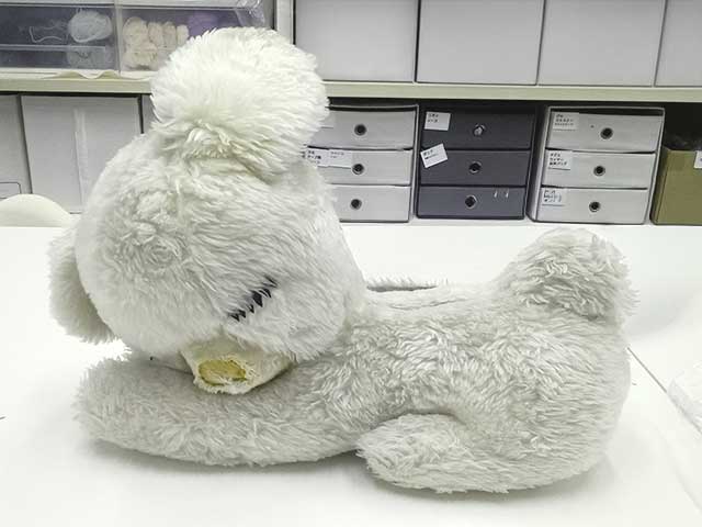 修理前の犬のぬいぐるみ