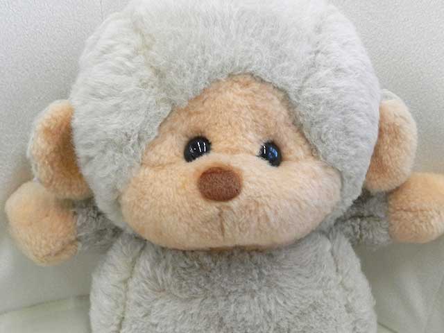 修理後の猿のぬいぐるみ