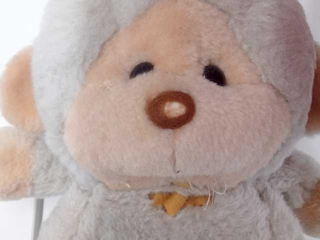 修理前の猿のぬいぐるみ