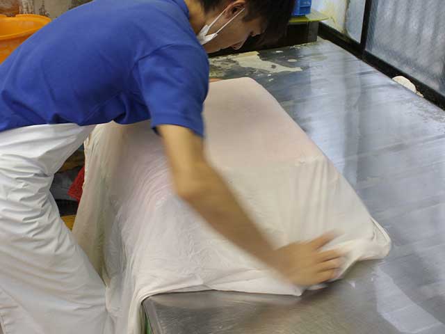 布団は1枚ずつ布でカバーしてすすぎ脱水