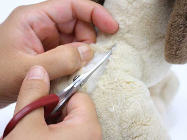 職人によるぬいぐるみの修理