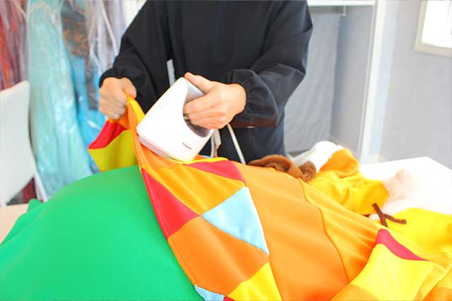 職人による手洗い作業