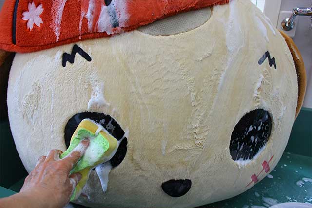 きぐるみクリーニング作業