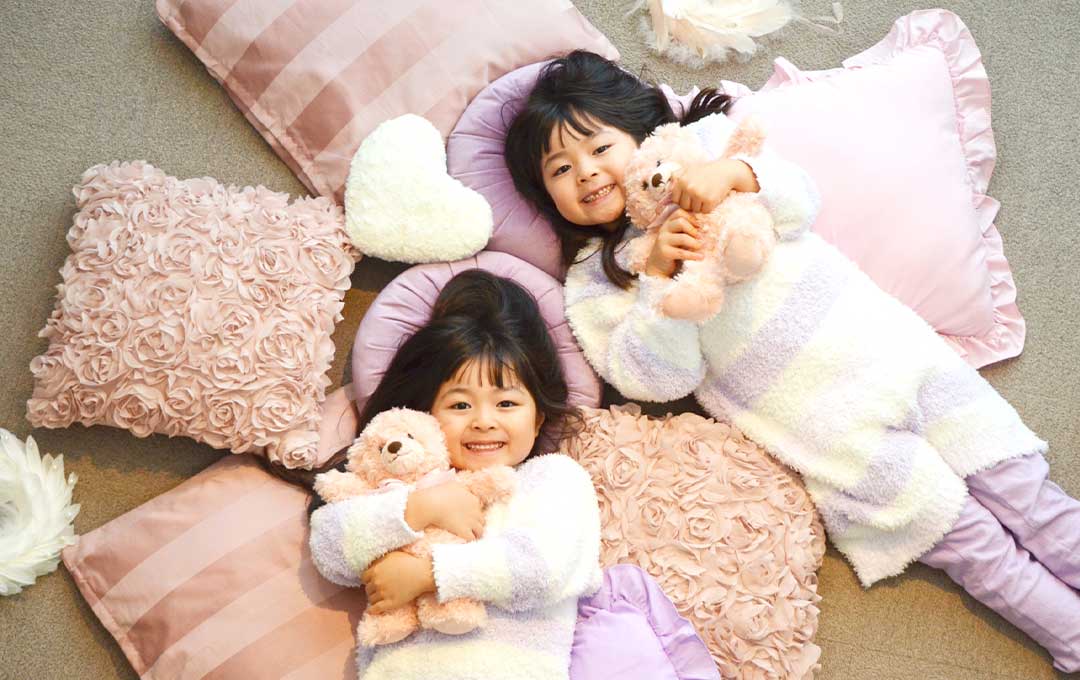 ぬいぐるみを抱きしめる子ども