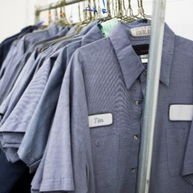 作業服・制服の洗濯管理を外注。法人クリーニングで汚れ管理と清潔感を安定化