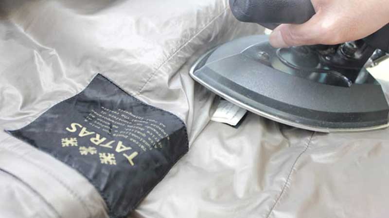 業務用アイロンによる仕上げの様子