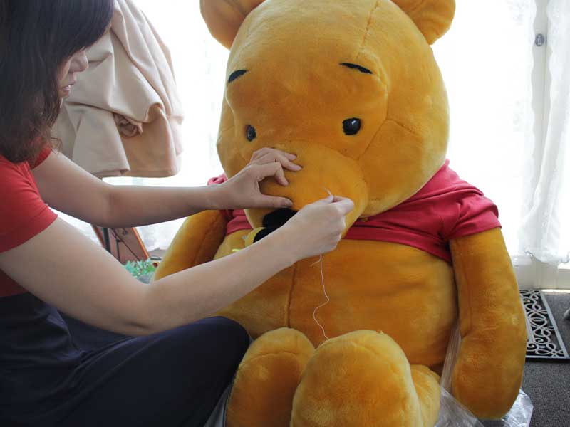 ぬいぐるみと女性