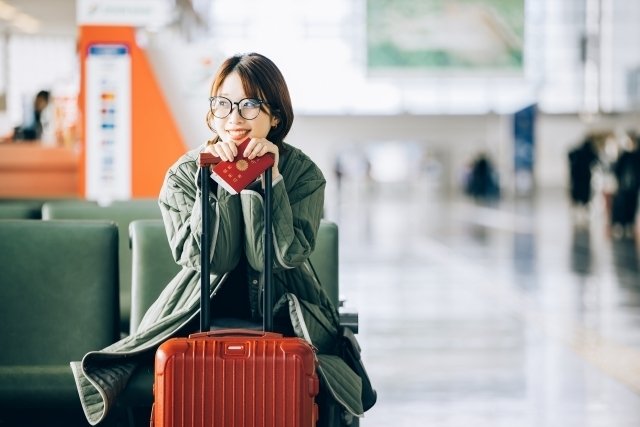 荷物を持って移動する旅の場面。帰宅後は中身を取り出して状態を確認します。