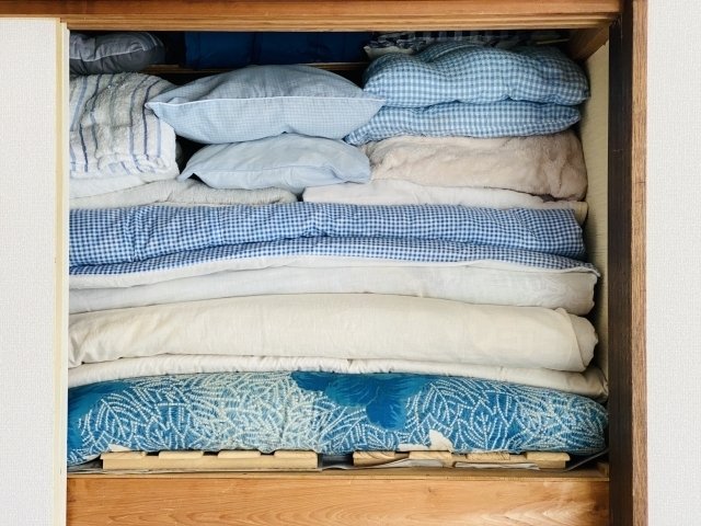 布団が重なった押し入れ。出し入れのしやすさと空気の通り道を見直します。