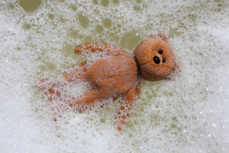 泡の中でぬいぐるみを洗う場面。どの品にも同じ方法が使えるわけではありません。
