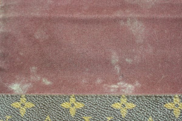 内側を拡大した写真。表側からは見えにくい場所にも変化が現れています。