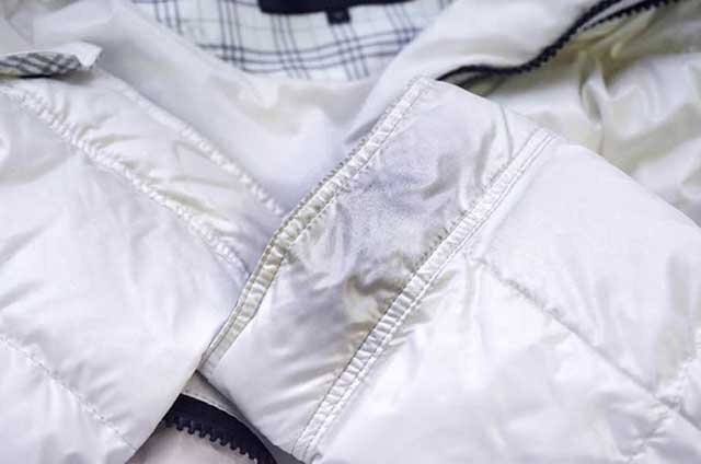 黒ずみが見られる袖口の、作業前の状態です。
