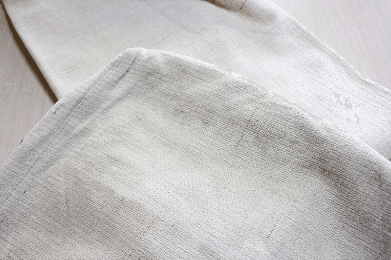 同じ部分をケアした後。薄い色の織り目が見える状態になっています。