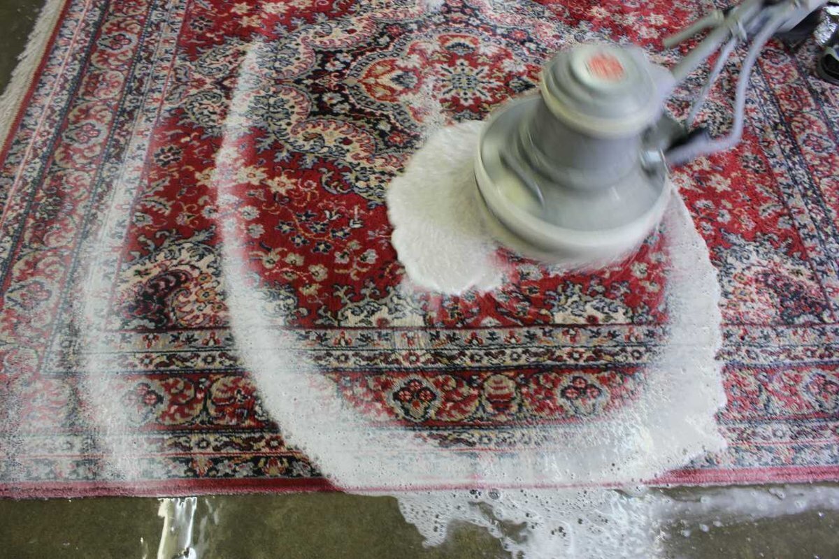 泡を使って絨毯を洗浄する様子。汚れを落とす工程と加工は別の作業です。