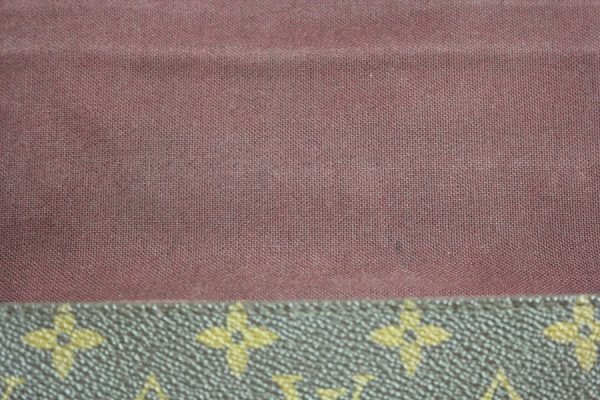 バッグ内側の施工後。生地への影響を見ながら処置した個別の例です。