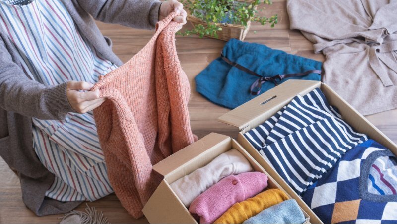 まとめて依頼する衣類を梱包する例。対象品や容量を確認して用意します。