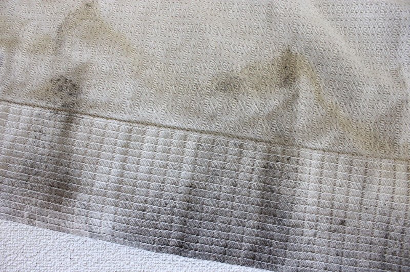 裾付近に黒ずみが見られるレース。生地の強度も確認が必要です。