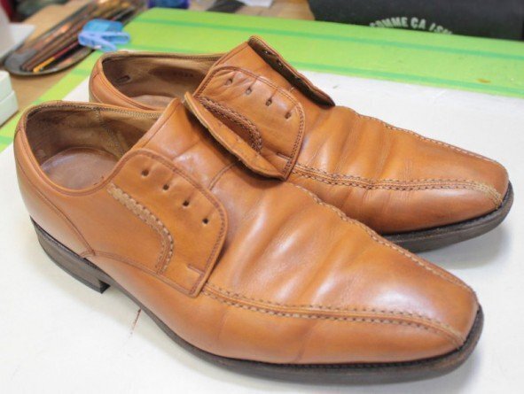 リーガルの革靴の施工後。履きジワを残しながら、全体の色合いを整えた例です。