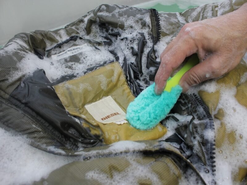 ダウンを扱う工房の作業例。製品ごとの表示と構造を確認します。