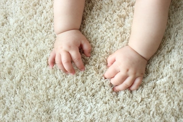 小さなお子さまも触れるラグ。肌が触れる場所としてケアを考えたいものです。