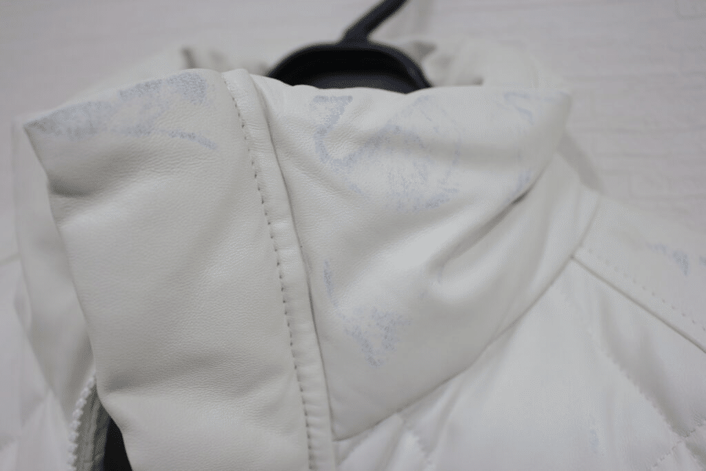 襟付近の施工前。立体的な部分の色と表面状態を点検します。
