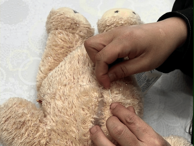 縫い合わせを整える作業例。開口部や傷みのある縫い目を確認します。