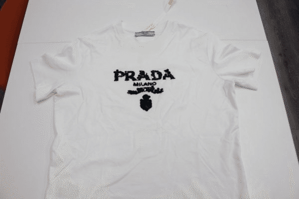 ケア後のTシャツ全体。部分だけでなく、一着の見え方を確認します。