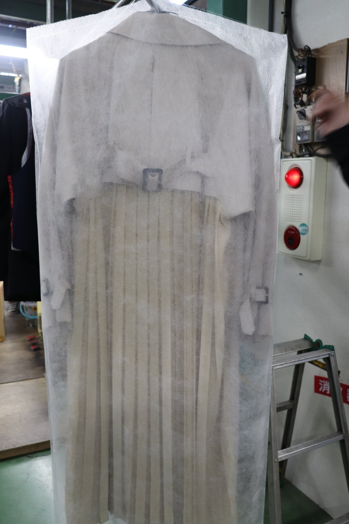 衣類を包装する工程。受け取り後は数量と状態を確認してください。