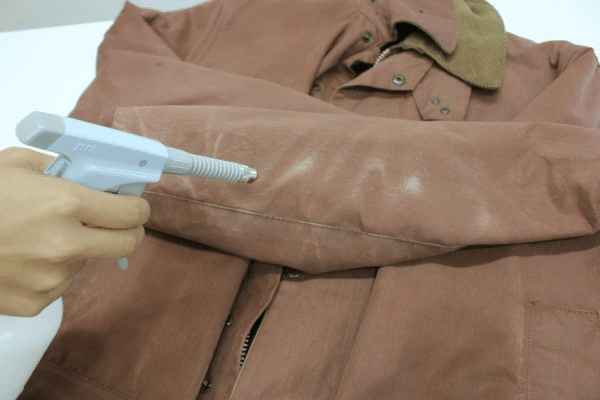 白く見える箇所に、部分的に吹き付けを行っている様子。