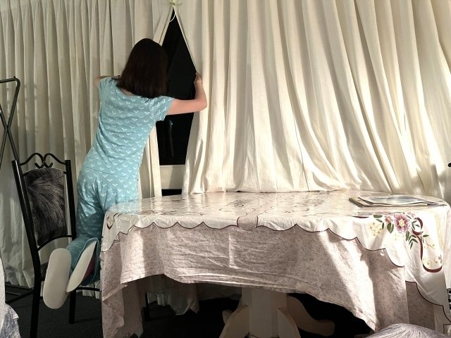 カーテンの仕上げを行う場面。形や生地に合わせた処置を考えます。