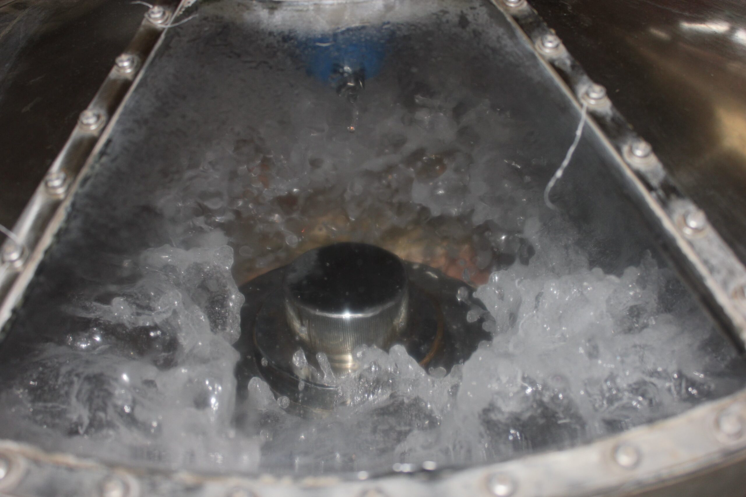ジェット水流の機械で、水を通しているすすぎ工程。